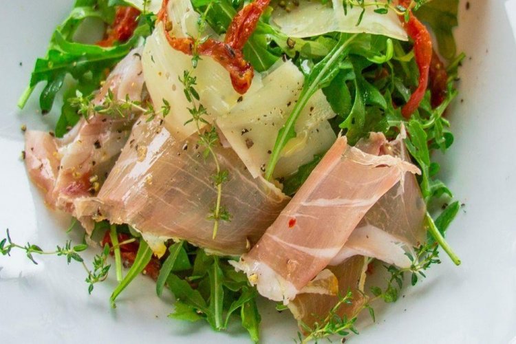 Салат с прошутто и пармезаном