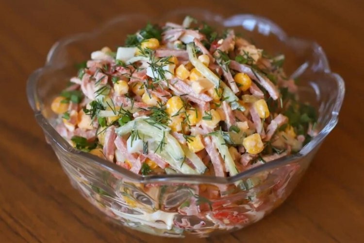 Салат с ветчиной, пармезаном и кукурузой