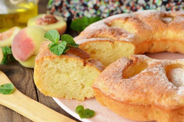 Кекс с цукини и персиками