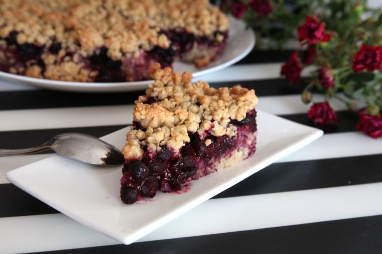 Насыпной пирог с черной смородиной