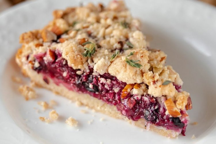 Насыпной пирог с ягодами и орехами