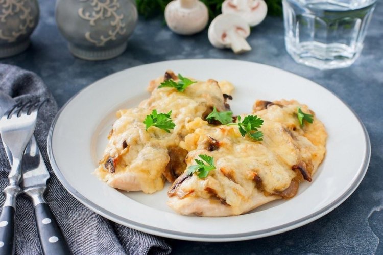 Куриное филе с грибами под сыром в духовке