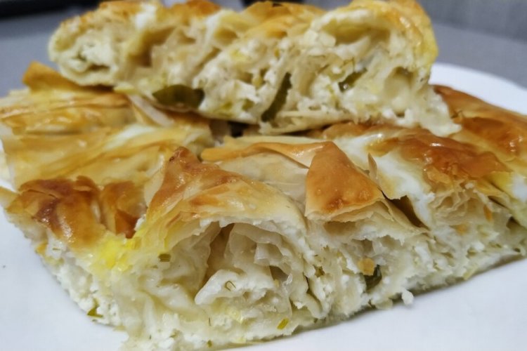 Слоеный пирог с брынзой и зеленью