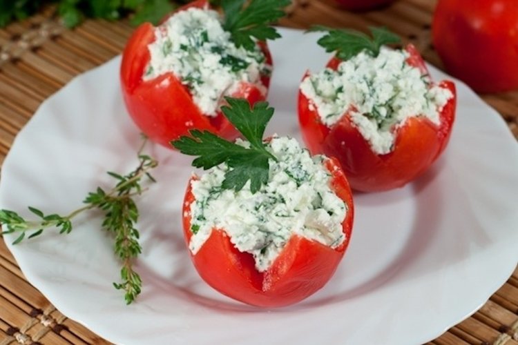 Фаршированные помидоры с брынзой