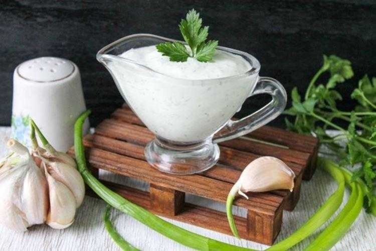 Сметанный соус с брынзой и чесноком
