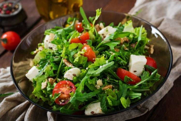 Салат с креветками и брынзой