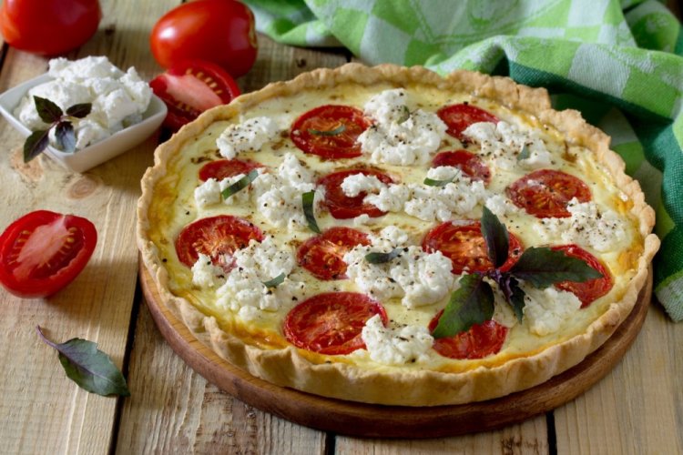 Тарт с брынзой и помидорами
