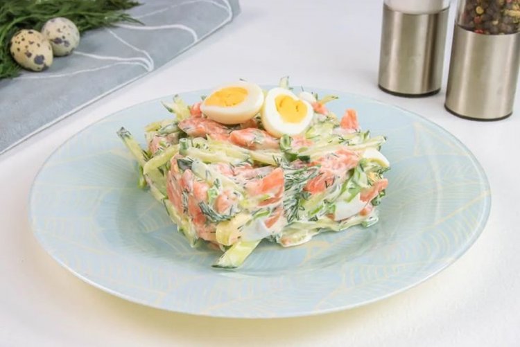ПП салат с красной рыбой и перепелиными яйцами
