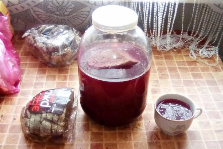 Свекольный квас с черным и белым хлебом