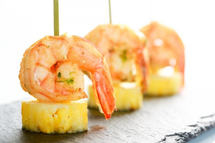 Креветки с ананасами на шпажках
