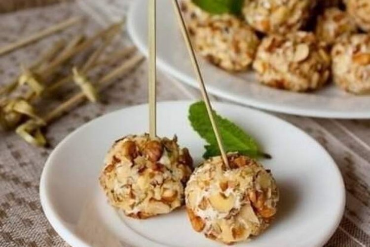 Сырные шарики с орехами на шпажках