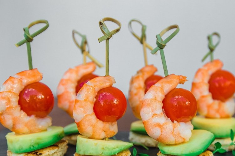 Креветки с авокадо на шпажках