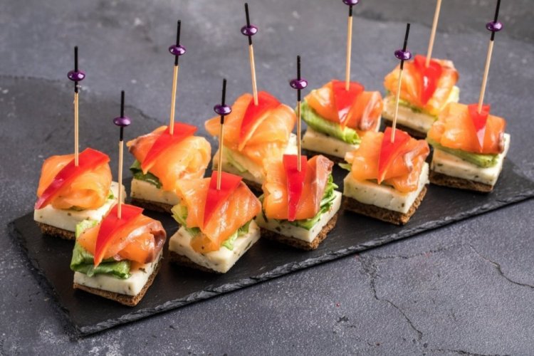 Закуска с горбушей и болгарским перцем на шпажках