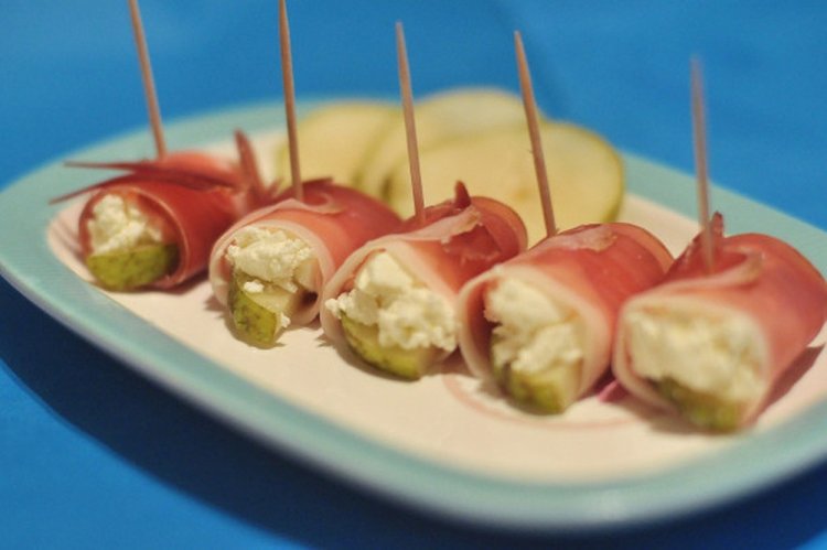 Груша с хамоном на шпажках