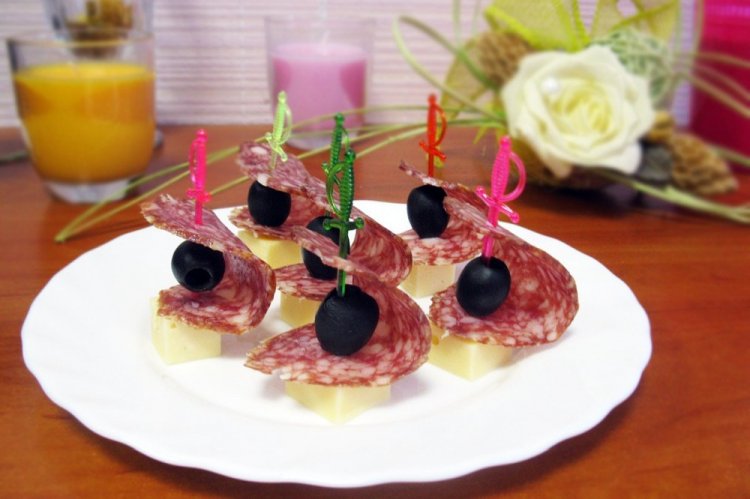 Канапе с колбасой и сыром на шпажках