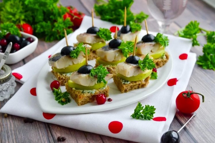 Канапе с селедкой на шпажках