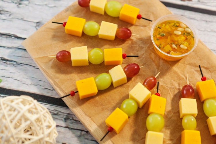 Виноград с сыром на шпажках