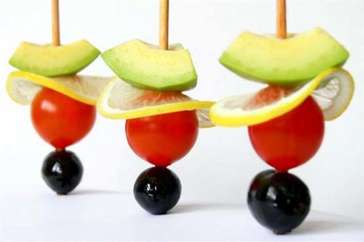 Канапе с авокадо и помидорами на шпажках