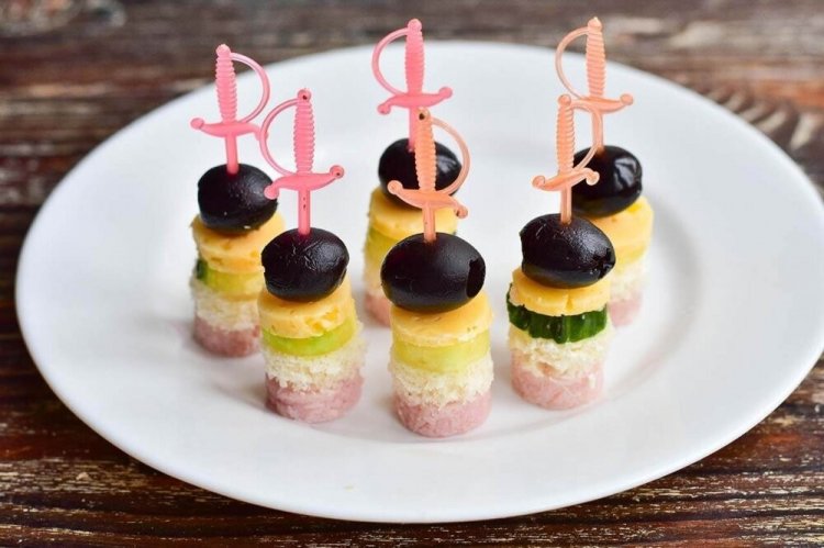 Канапе с ветчиной и сыром на шпажках