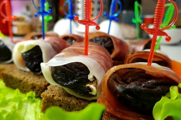 Закуска с беконом и черносливом на шпажках
