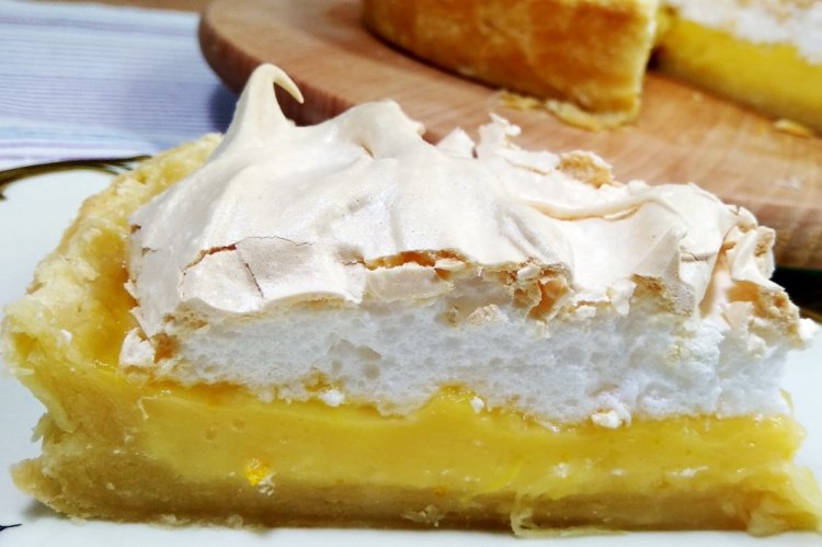 Слоеный апельсиновый пирог с меренгой