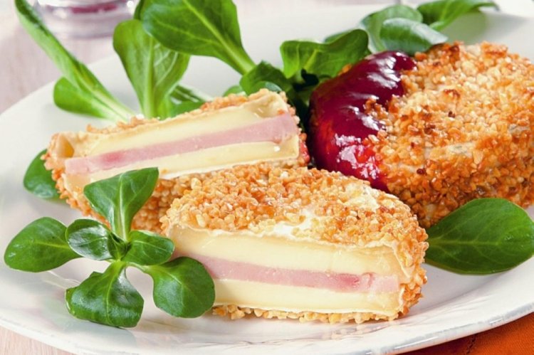 Камамбер с ветчиной во фритюре