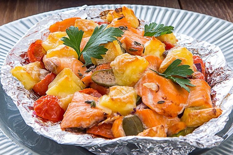 Форель с овощами и камамбером в духовке