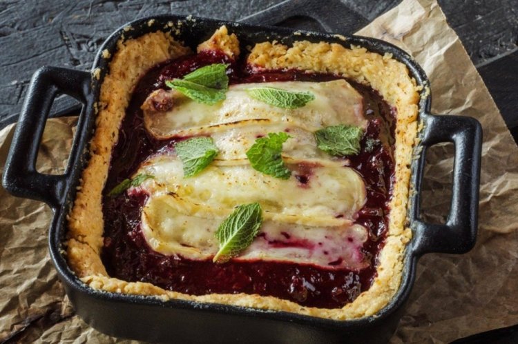 Пирог со сливами и камамбером