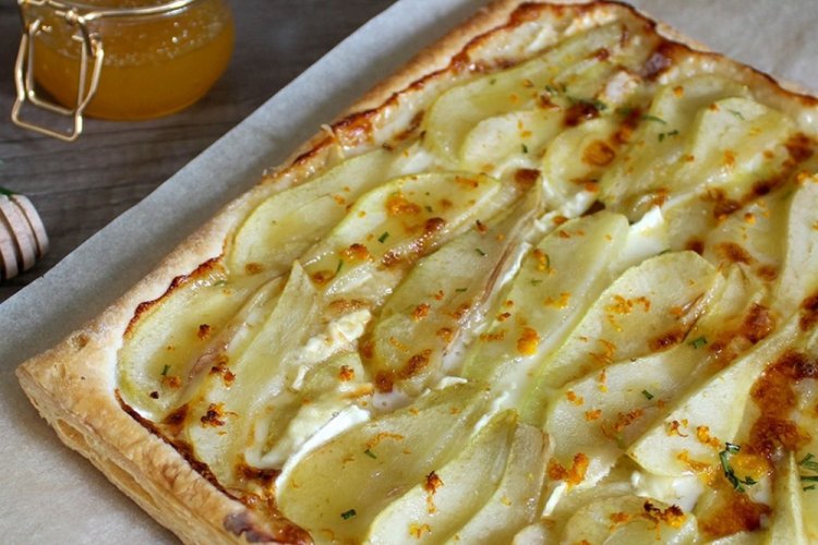 Слоеный пирог с грушей и камамбером