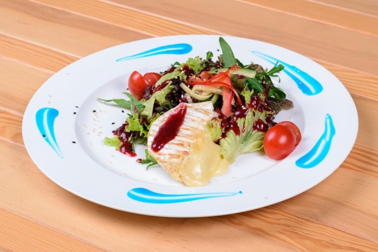 Салат с жареным камамбером и помидорами черри