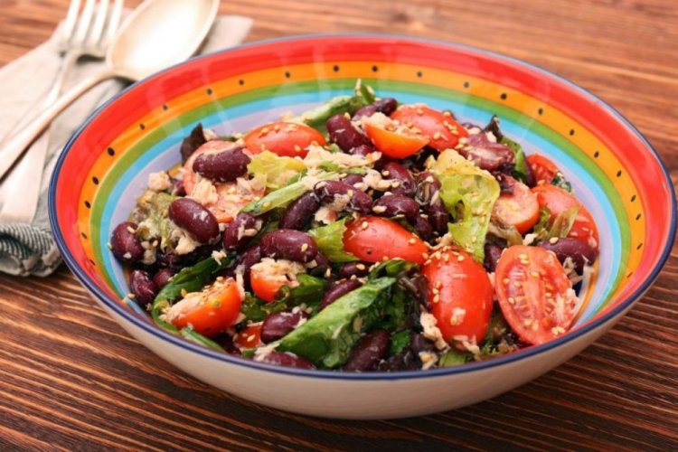 Салат с тунцом, помидорами черри и фасолью