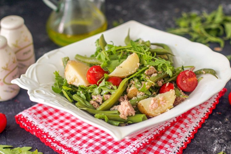 Салат с тунцом, картошкой и стручковой фасолью