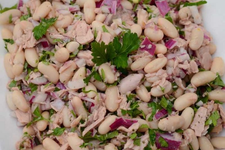 Салат с тунцом, фасолью и базиликом