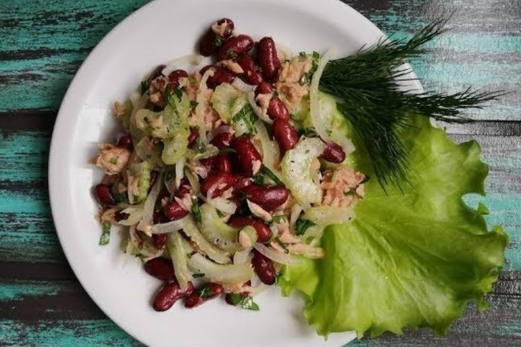 Салат с тунцом, фасолью и сельдереем