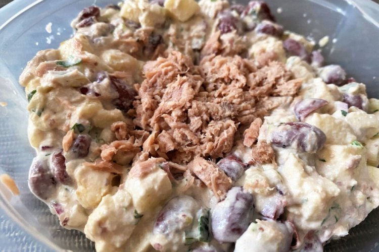 Салат с тунцом, фасолью и яблоками