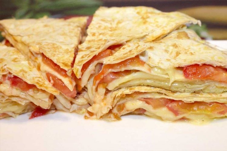 Пирог из лаваша с колбасой и помидорами