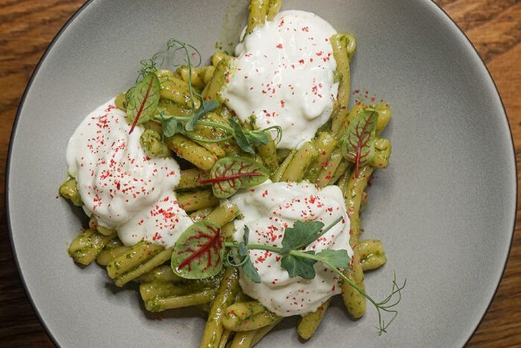 Паста с соусом песто и страчателлой