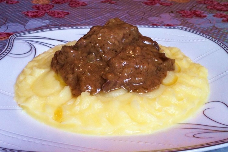 Подлива из тушенки с грибами