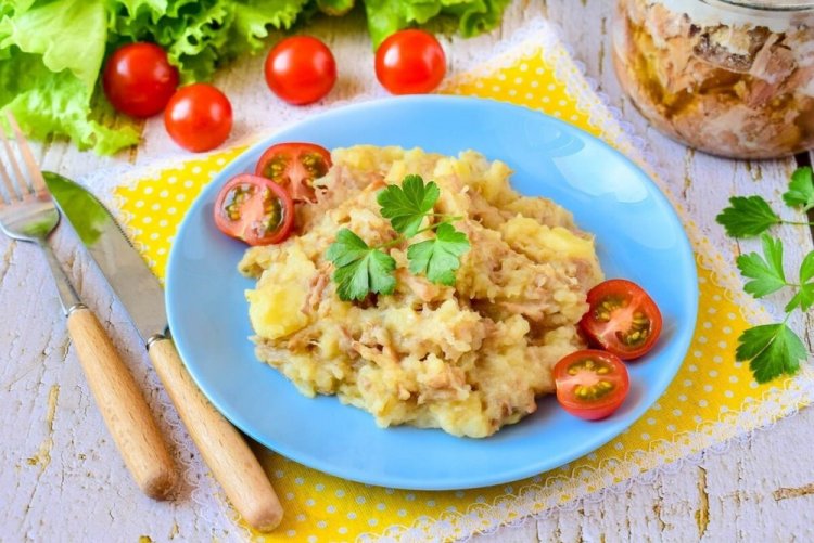 Картофельное пюре с тушенкой