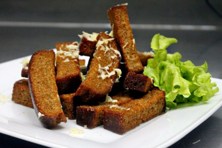 Сухарики из ржаного хлеба с томатным соусом и зеленью