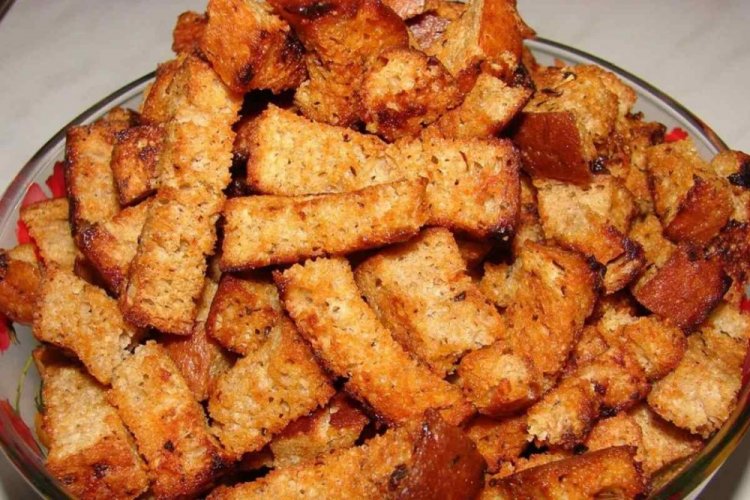 Сухарики с томатом и зеленью