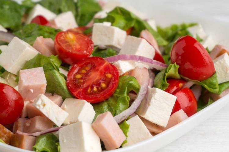 Салат с фетаксой и ветчиной