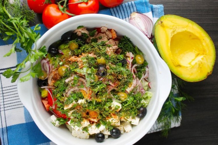 Салат с авокадо, тунцом и фетаксой