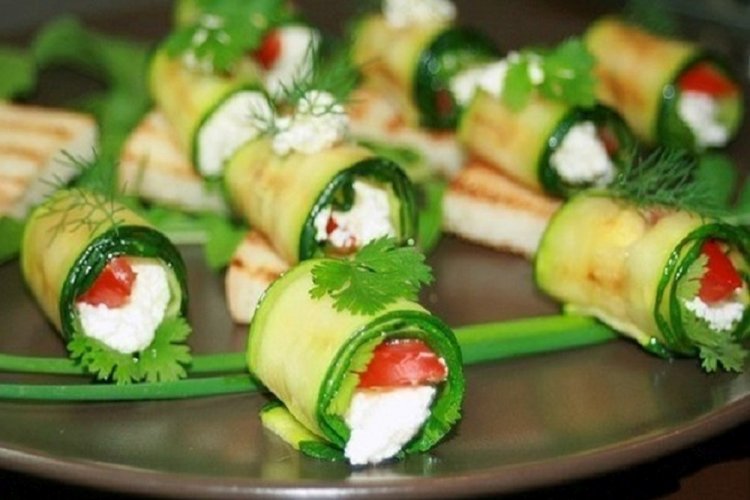 Кабачковые рулетики с фетаксой