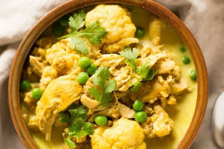 Курица карри с цветной капустой и зеленым горошком