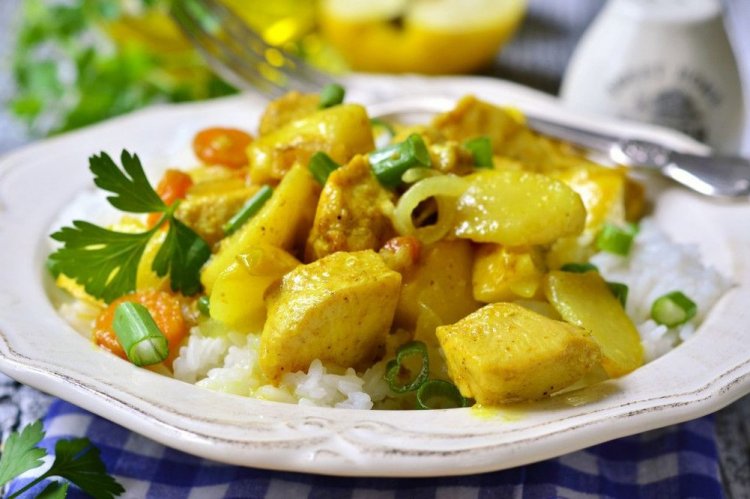 Курица карри с яблоком и сельдереем