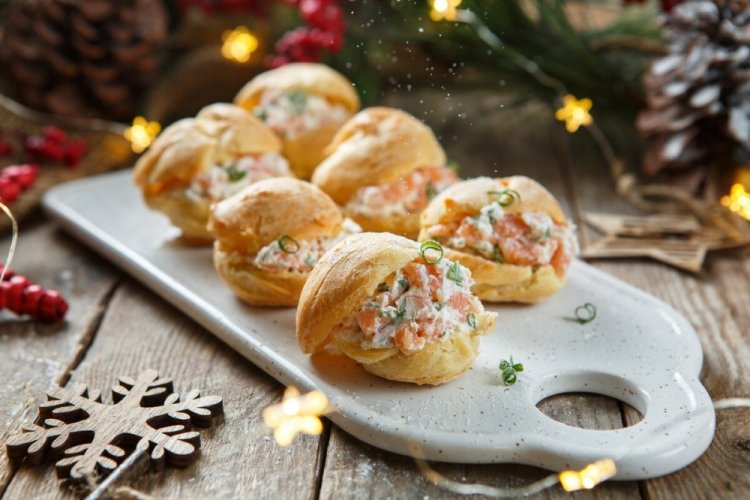 Закусочные профитроли с красной рыбой и творожным сыром