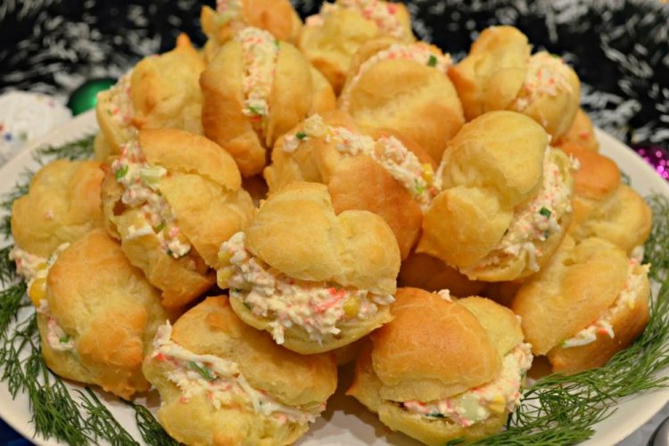 Профитроли с крабовым салатом