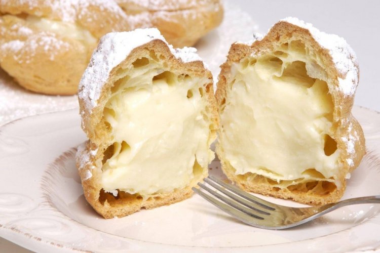 Профитроли со взбитыми сливками