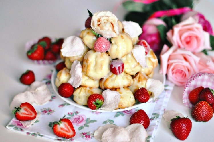 Профитроли с клубничной начинкой